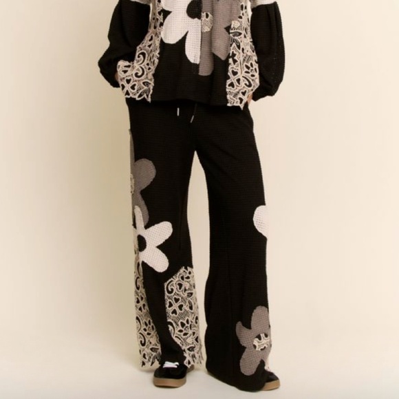 NEW Davi & Dani Waffle Knit Wide Leg Pants with Flower Patch & Lace Size L,M & S - Picture 1 of 8